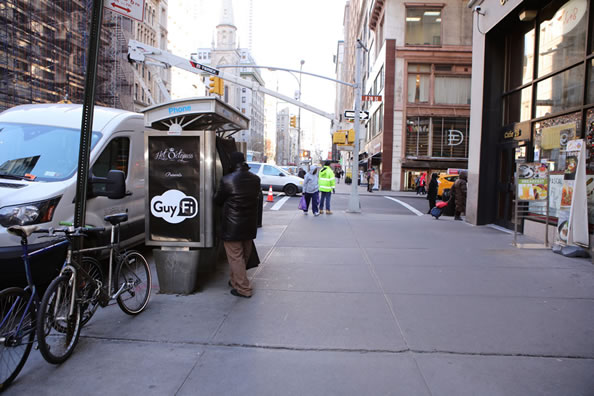 全球第一个 纽约街头惊现“自慰亭”GuyFi