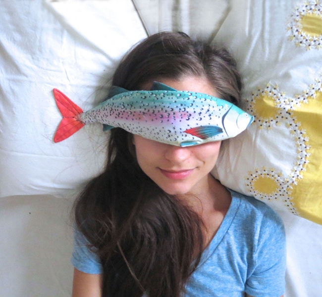 为什么要把一条鱼放在眼上？它将会舒缓你眼睛一天的工作压力！
