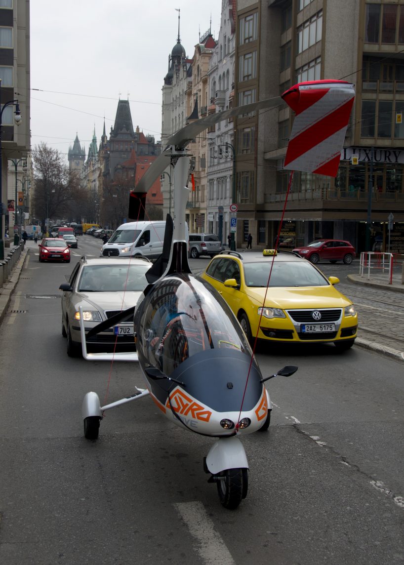 能够在道路行驶和空中飞行的飞行汽车 GyroDrive