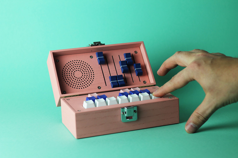 bivalvia多彩木盒中的迷你电子合成器